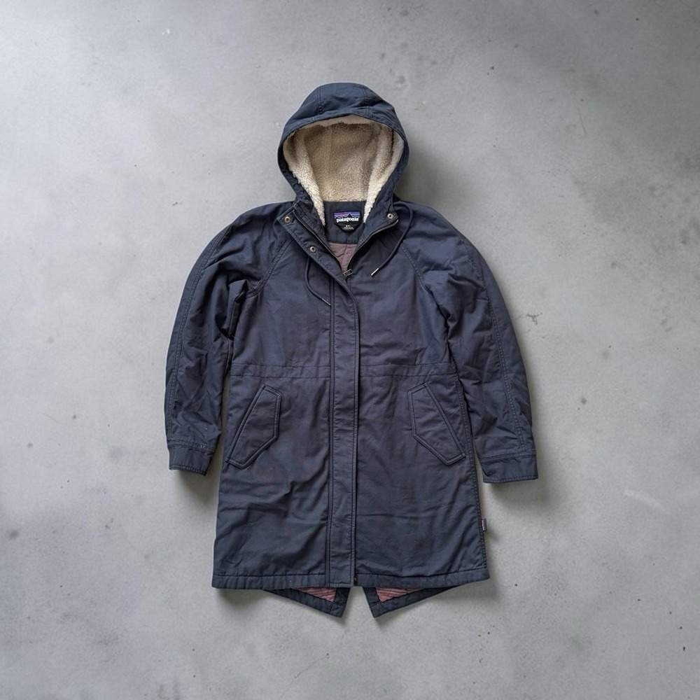 Patagonia Women's Insulated Prairie Dawn Parka in Navy size Small